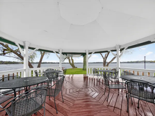 $349,900 | 330 Stillwater Court, Unit 330, Wauconda, IL 60084