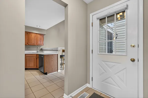 $349,900 | 330 Stillwater Court, Unit 330, Wauconda, IL 60084