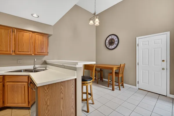 $349,900 | 330 Stillwater Court, Unit 330, Wauconda, IL 60084