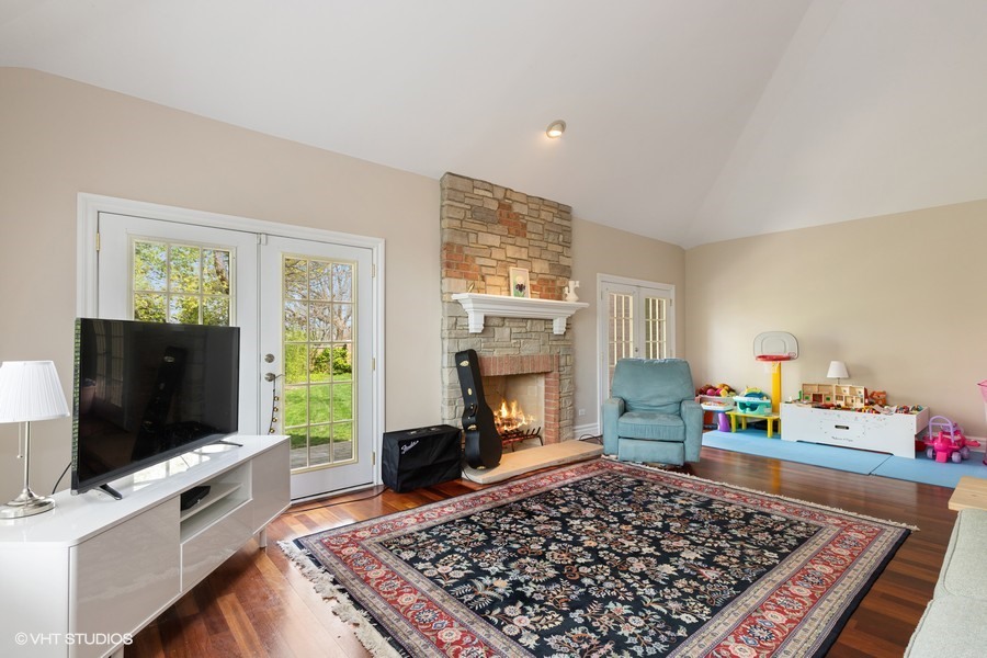 1032 Mar Ln Drive Lake Forest, IL 60045 - Photo 6 of 22 a living room with furniture and a flat screen tv