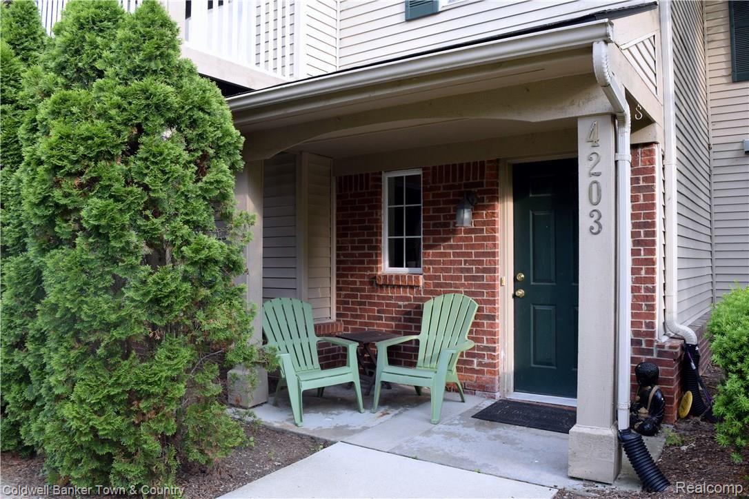 4203 Hampton Ridge Boulevard Howell, MI 48843 - Photo 3 of 17 Front porch.jpg