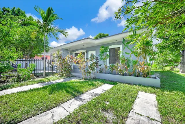 a view of a yard in front of house