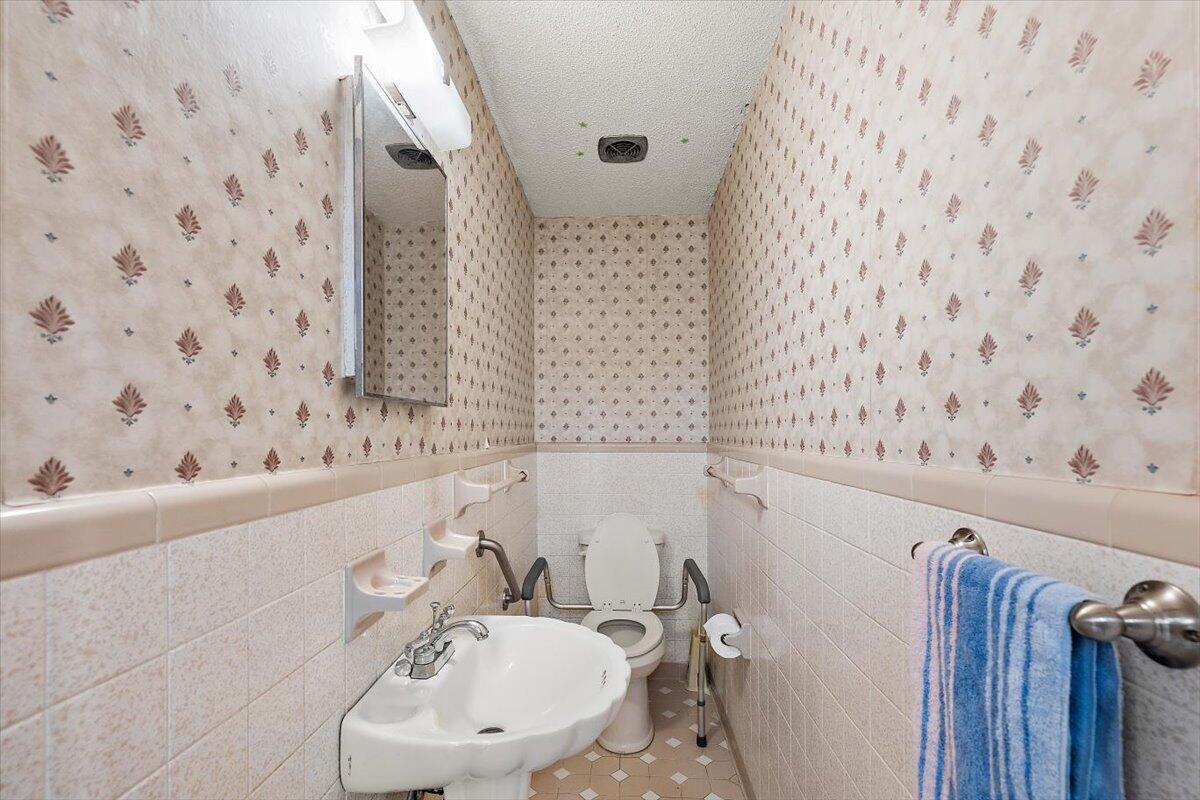 109 Hampton Avenue Goose Creek, SC 29445 - Photo 15 of 34 Half bath