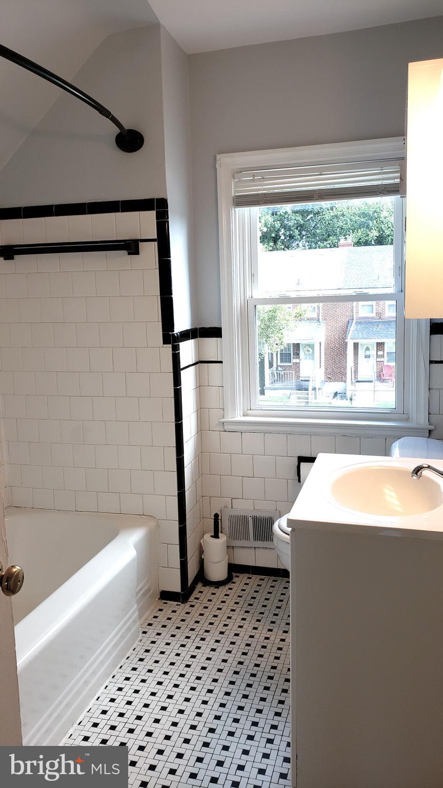600 Braeside Road Baltimore, MD 21229 - Photo 19 of 32 UPSTAIRS BATH
