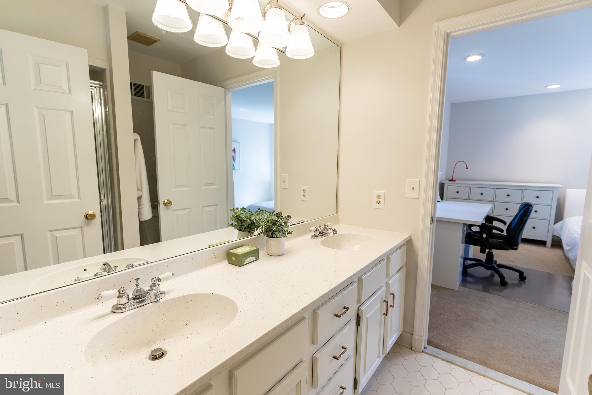 9901 Bluegrass Road Potomac, MD 20854 - Photo 17 of 29 Adjoining Full Bath