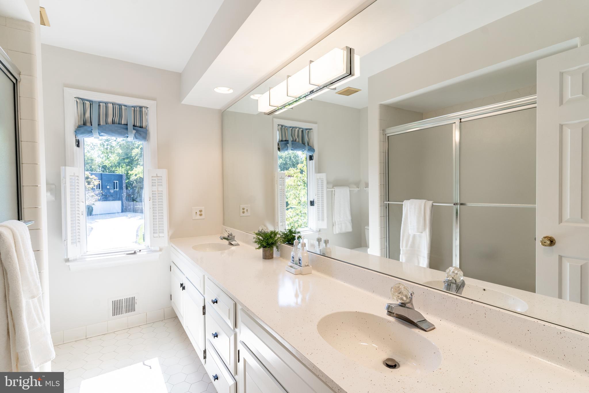 9901 Bluegrass Road Potomac, MD 20854 - Photo 21 of 29 Upper Level Hall Full Bath