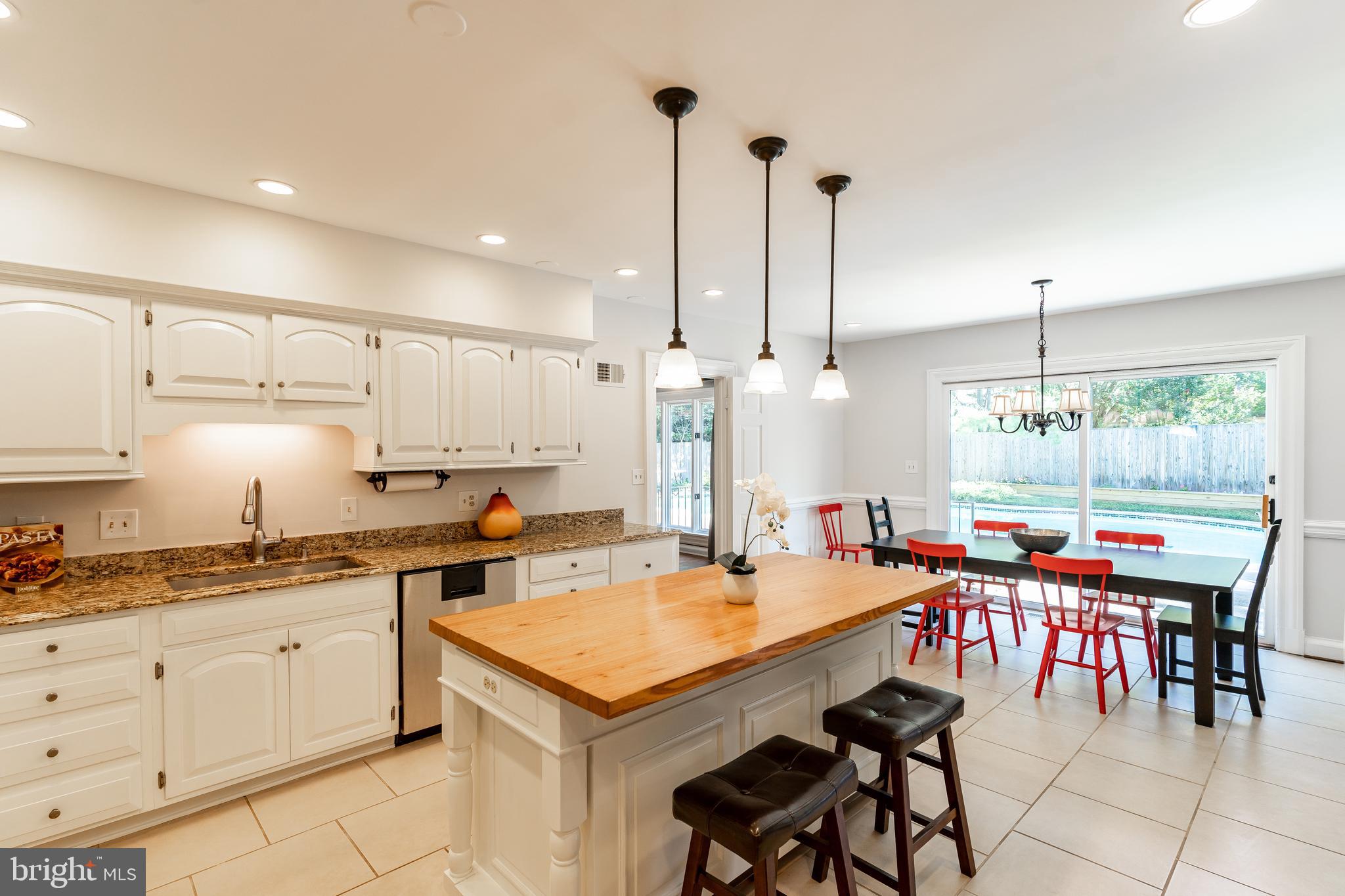 9901 Bluegrass Road Potomac, MD 20854 - Photo 8 of 29 Breakfast Area and Island Seating