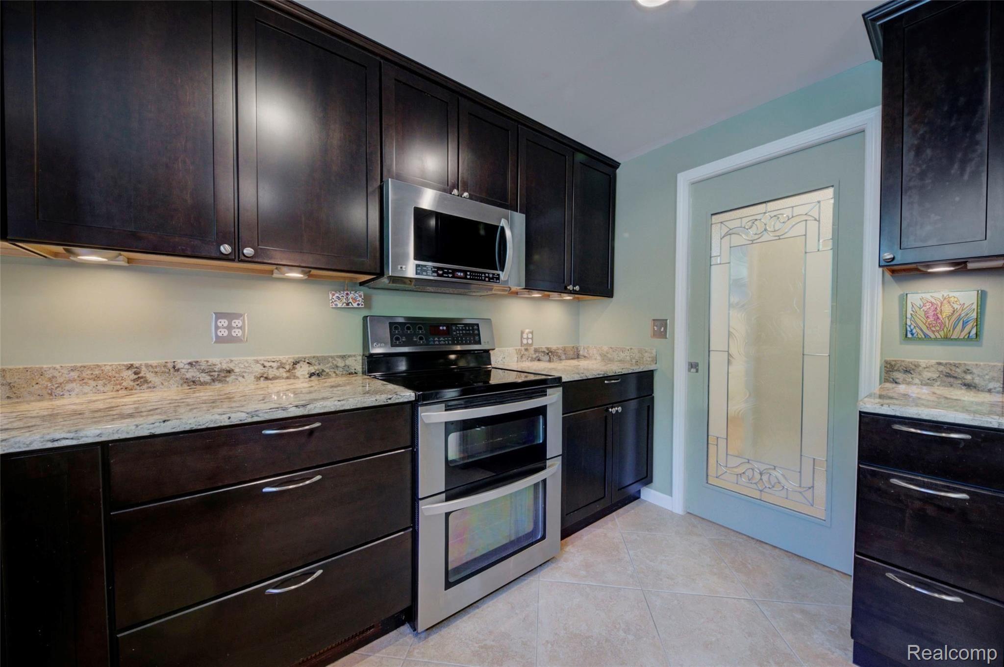 2465 Little Trail Road Walled Lake, MI 48390 - Photo 16 of 62 4H8A7854_5_6.jpg