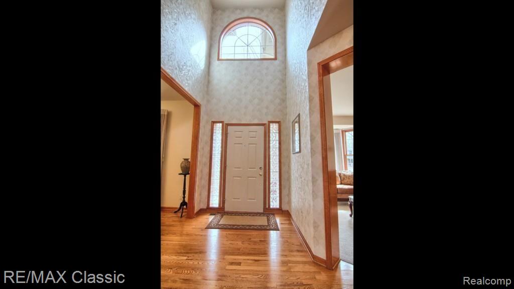 1088 Chesapeake Rochester, MI 48307 - Photo 3 of 41 Foyer.jpg