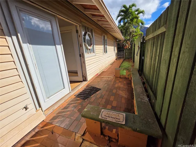 a view of a backyard