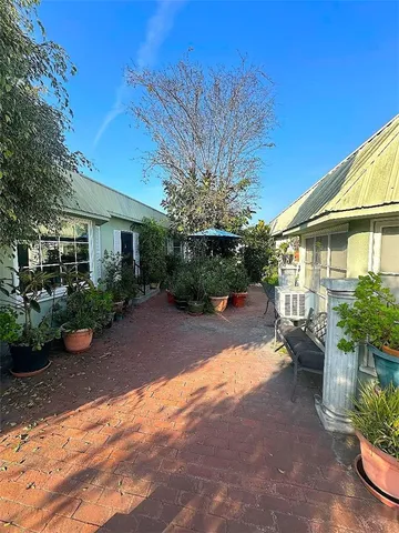 a view of a house with backyard and garden