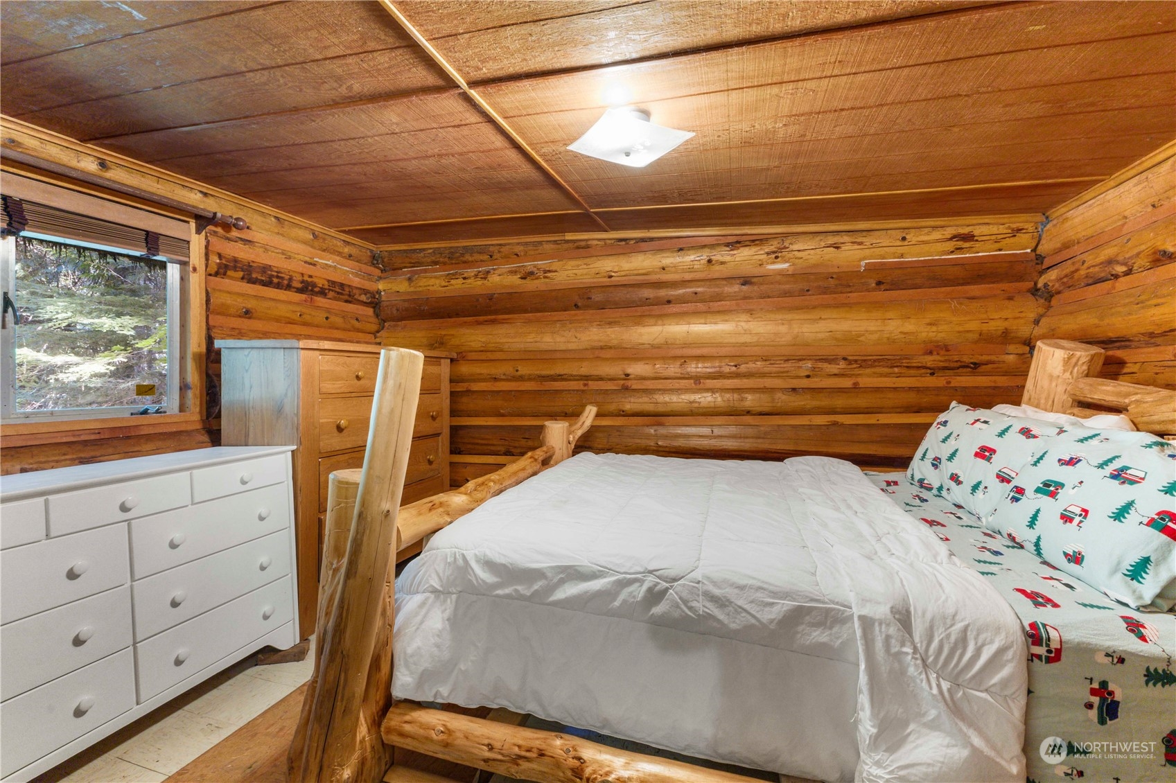 158 Usfs 7175 Road Enumclaw, WA 98022 - Photo 14 of 23 a view of walk in closet with clothes