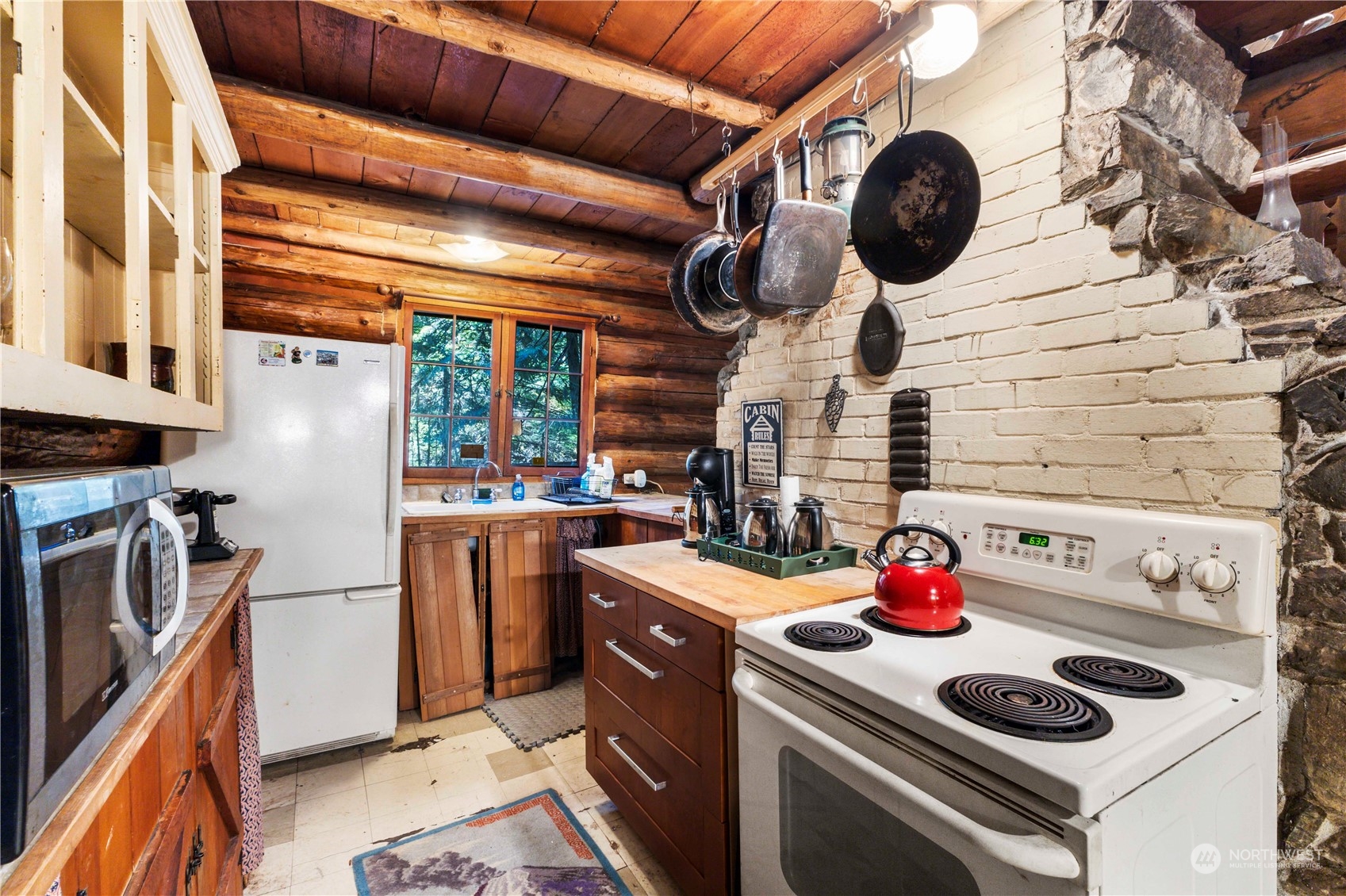 158 Usfs 7175 Road Enumclaw, WA 98022 - Photo 9 of 23 a kitchen with a stove and a microwave