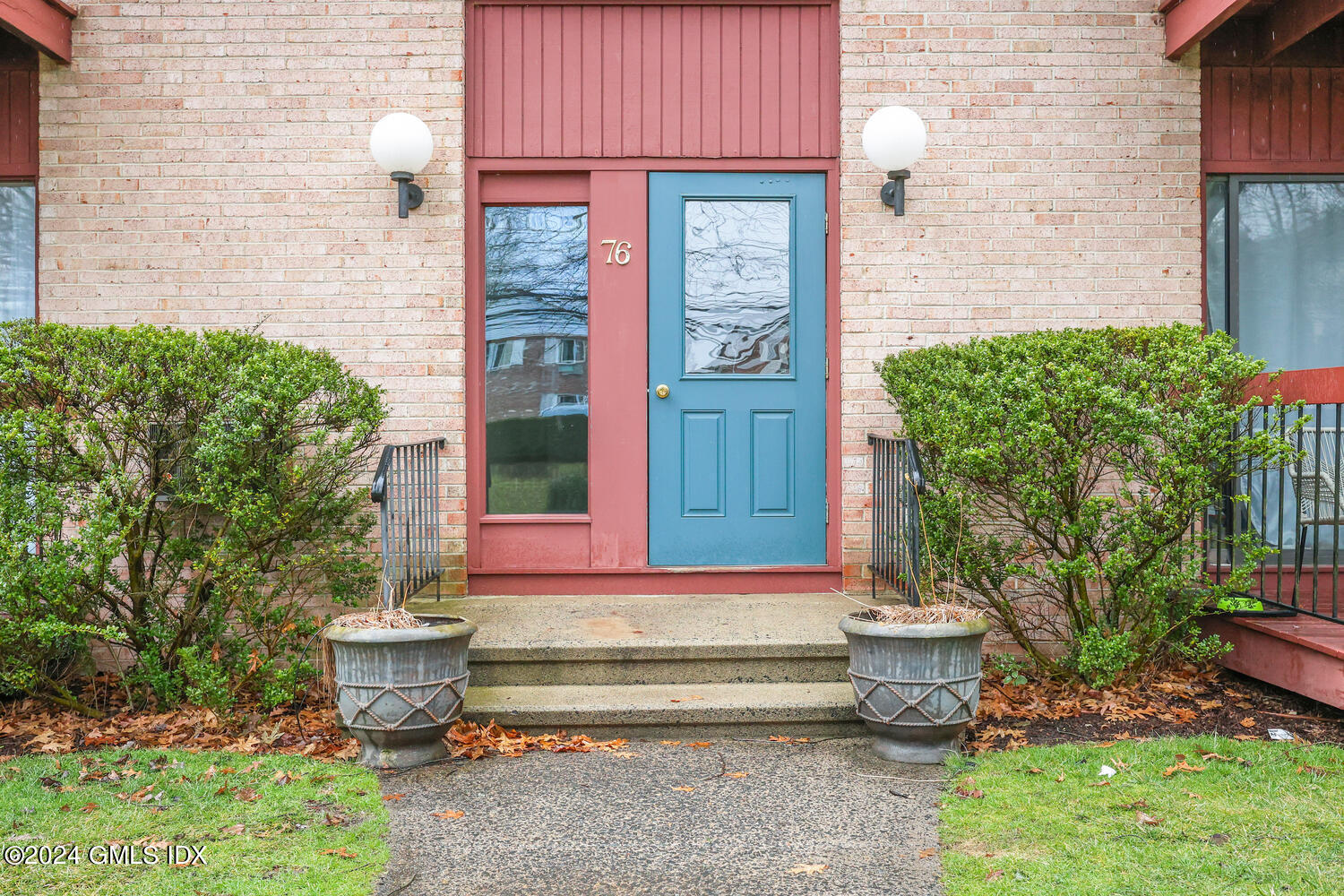 76 Maple Tree Avenue, Unit 3 Stamford, CT 06906 - Photo 32 of 33 a front view of a house with a garden
