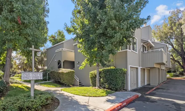 a view of a house with backyard
