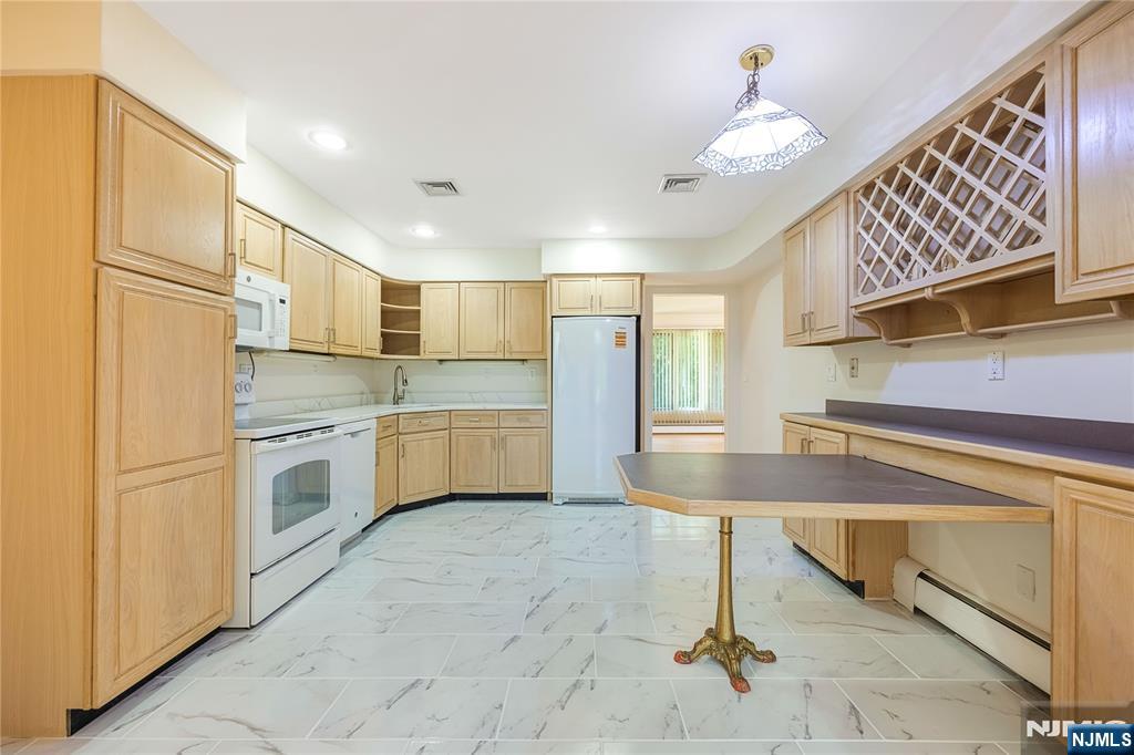 124 Pascack Road Washington Township, NJ 07676 - Photo 9 of 27 Gallery Image 9