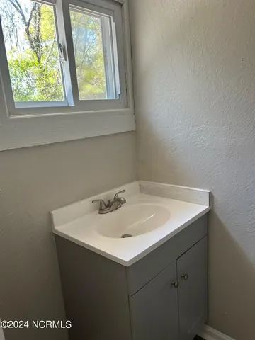 $1,800 | 240 West New Hampshire Avenue, Southern Pines, NC 28387