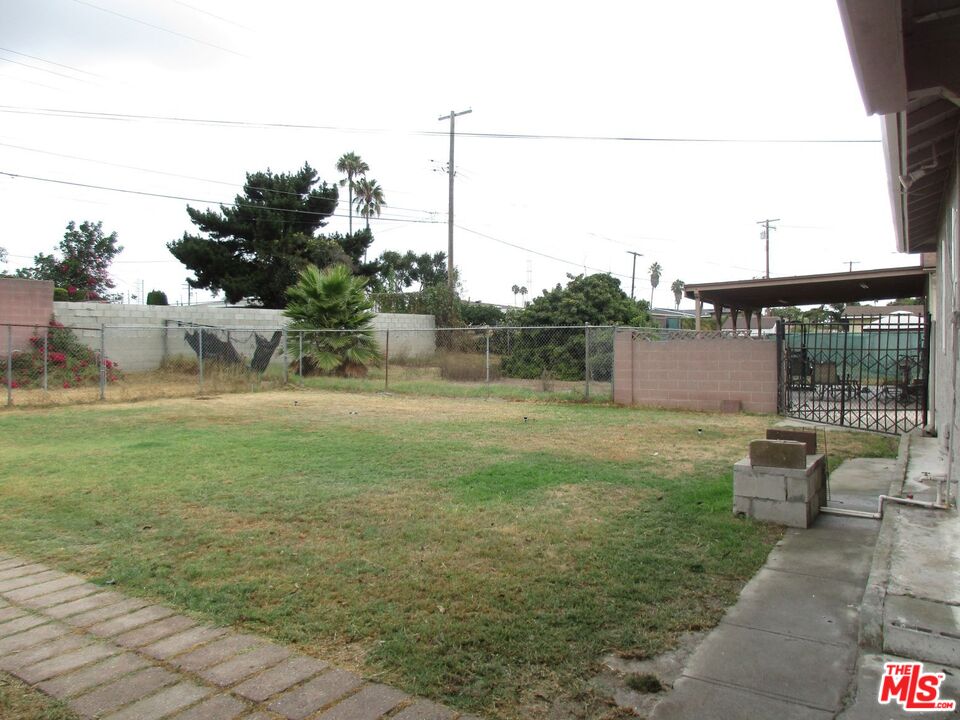 719 East 154th Street Compton, CA 90220 - Photo 28 of 32 a view of a backyard with sitting area and tub