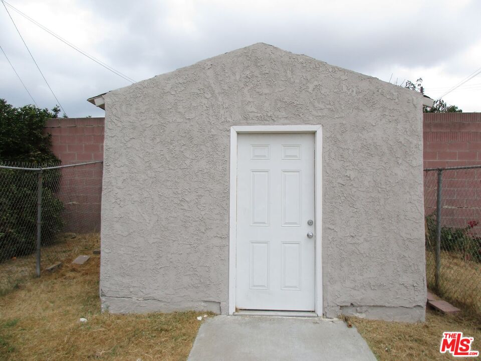 719 East 154th Street Compton, CA 90220 - Photo 32 of 32 a brick house with a outdoor space