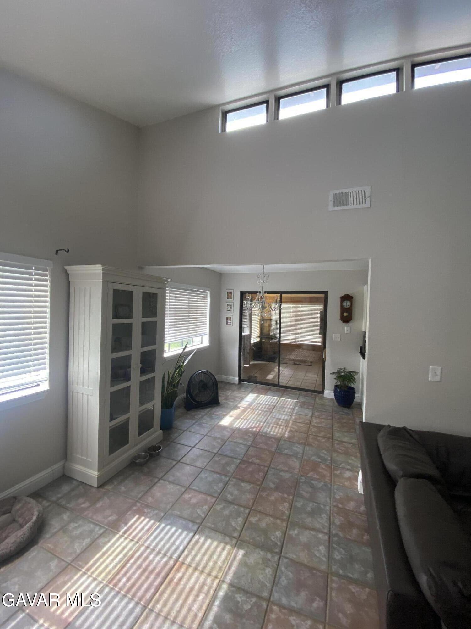 20909 Ridgeway Drive Tehachapi, CA 93561 - Photo 2 of 13 a view of a livingroom with furniture and windows