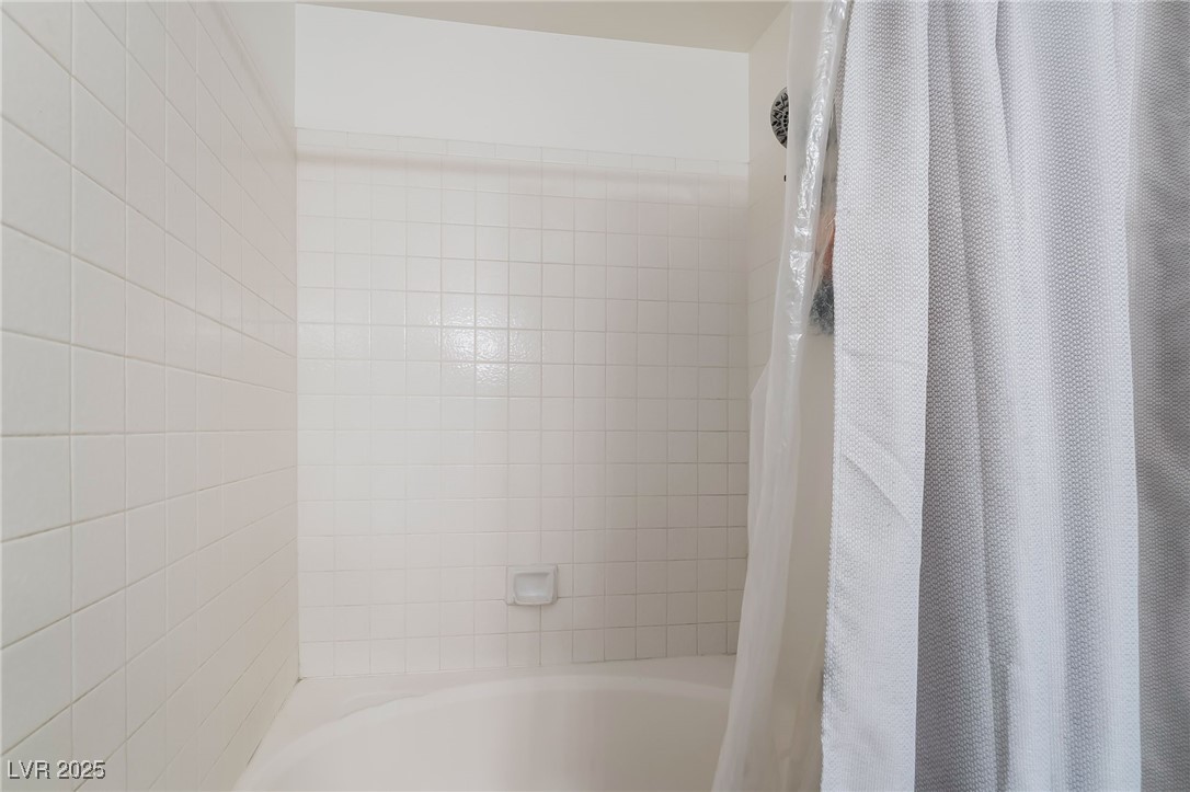 1575 West Warm Springs Road, Unit 2822 Henderson, NV 89014 - Photo 27 of 37 Full bathroom featuring shower / bathtub combination with curtain