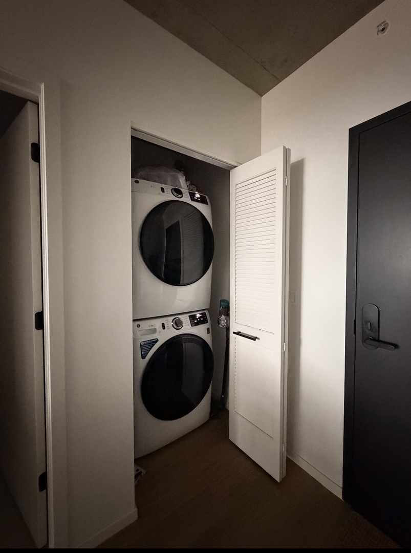 225 North Elizabeth Street, Unit 514 Chicago, IL 60607 - Photo 2 of 13 a utility room with dryer and washer
