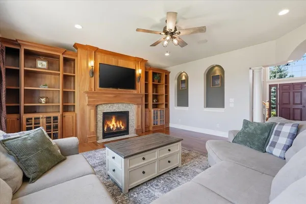 $949,900 | 656 Rinpoche Lane, Oregon, WI 53575