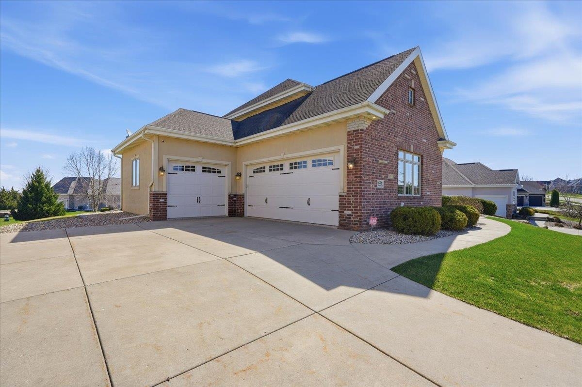 656 Rinpoche Lane Oregon, WI 53575 - Photo 4 of 61