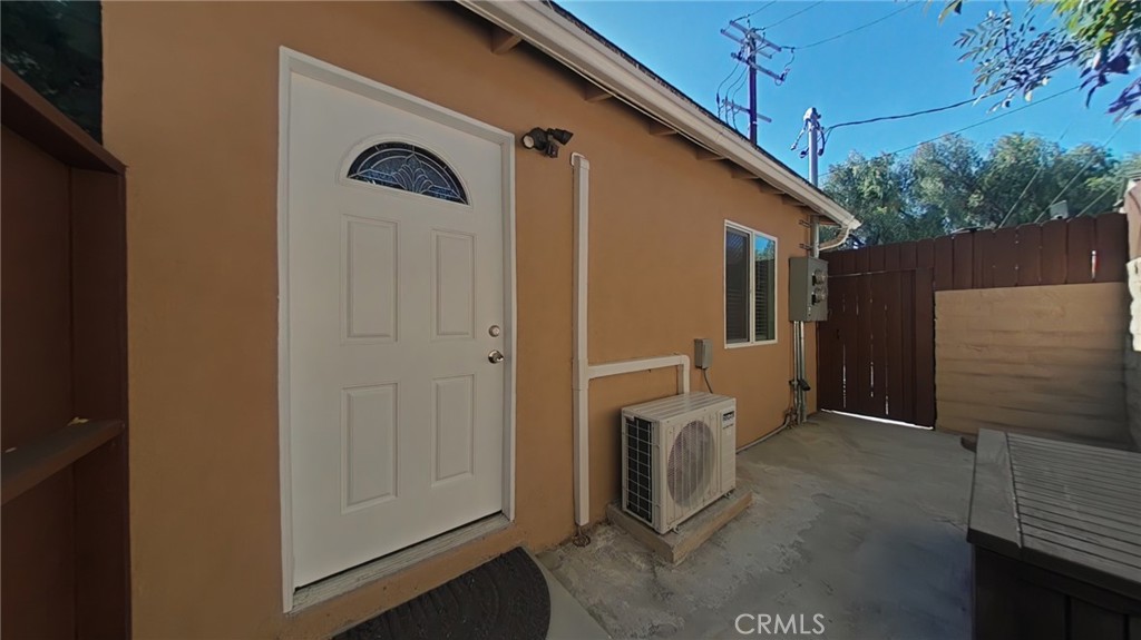 a view of entryway with washer and dryer