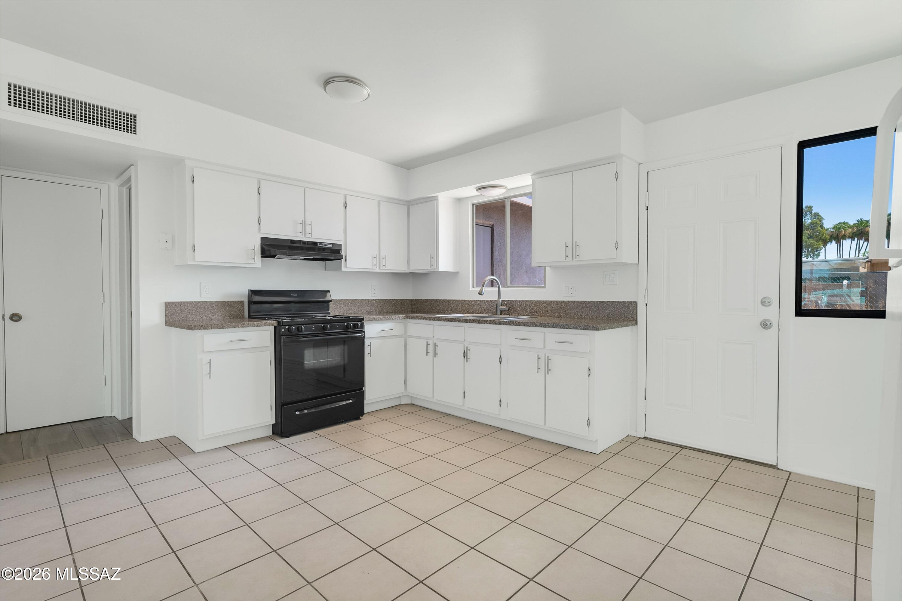 6951 East Golf Links Road Tucson, AZ 85730 - Photo 5 of 13 Dining Room/Kitchen