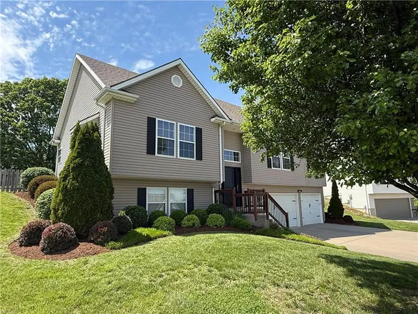 $415,000 | 27175 Webster Court, Weston, MO 64098