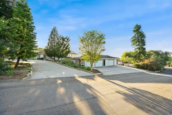 a view of an entryway with a livingroom