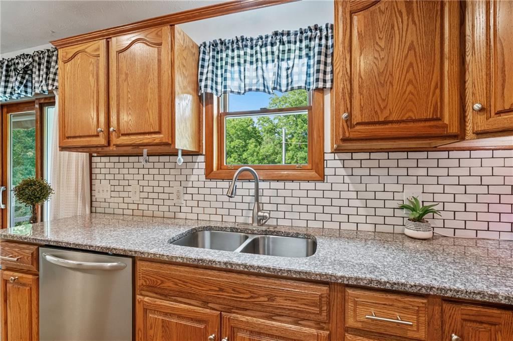 160 Cain Road Clinton, PA 15026 - Photo 10 of 34 Gallery Image 10