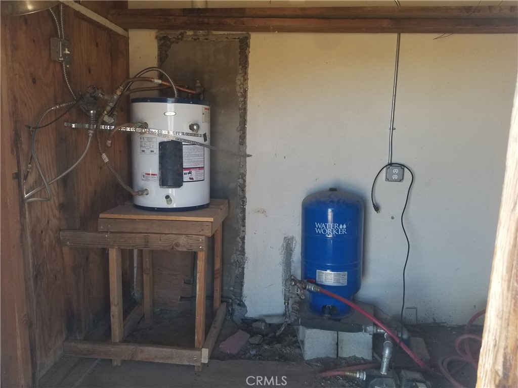 31072 Azurite Road Lucerne Valley, CA 92356 - Photo 29 of 38 Electric Water Heater and water pump
