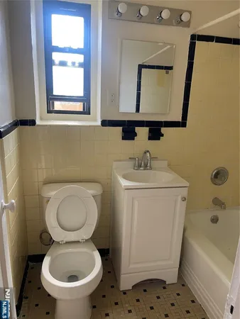 $1,875 | 2329-2339 Hudson Terrace, Unit A13, Fort Lee, NJ 07024