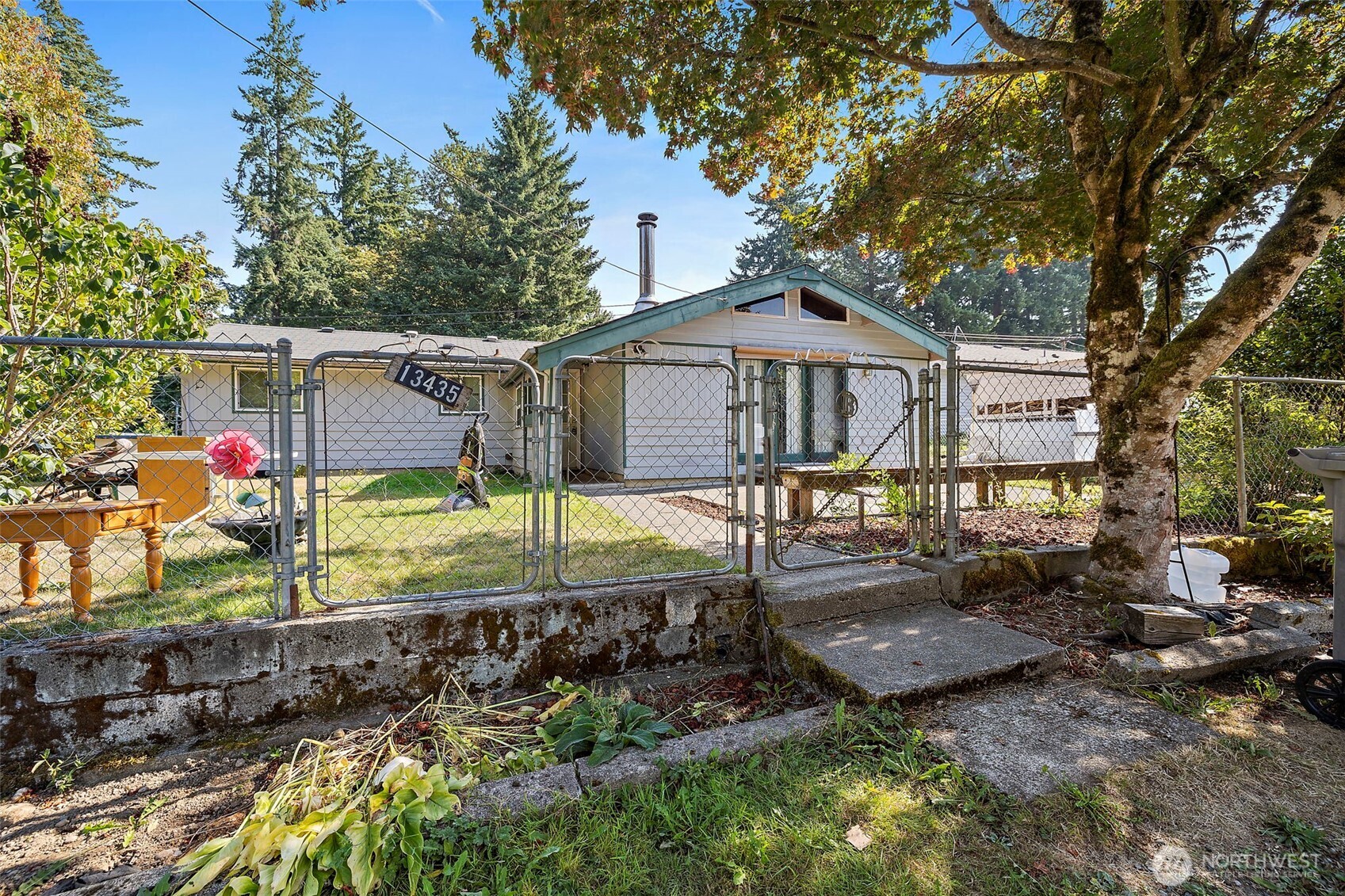 13435 Patriot Way Renton, WA 98059 - Photo 25 of 36 a front view of a house with garden