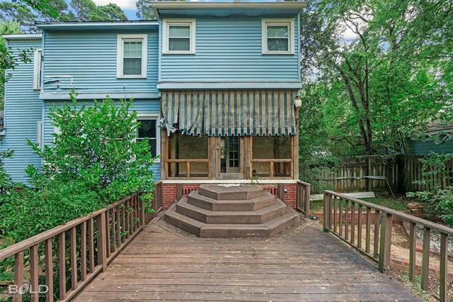 a view of a house with backyard and porch