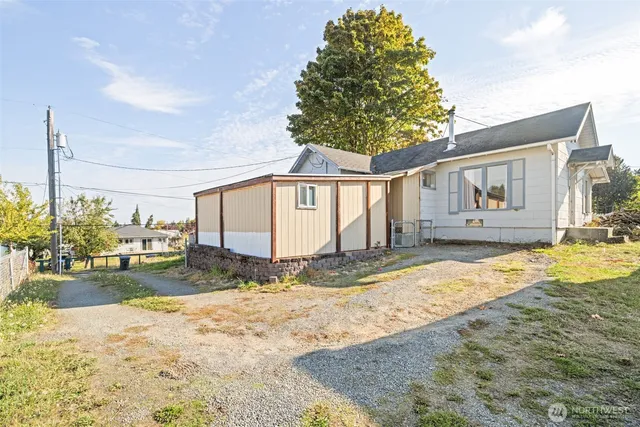 a view of back yard of the house