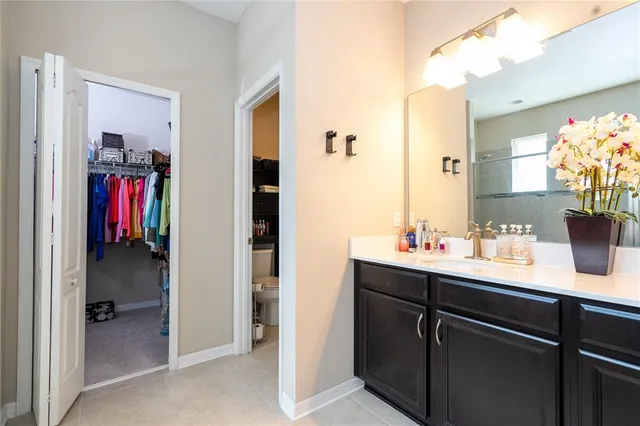 a view of a house with yard and tree