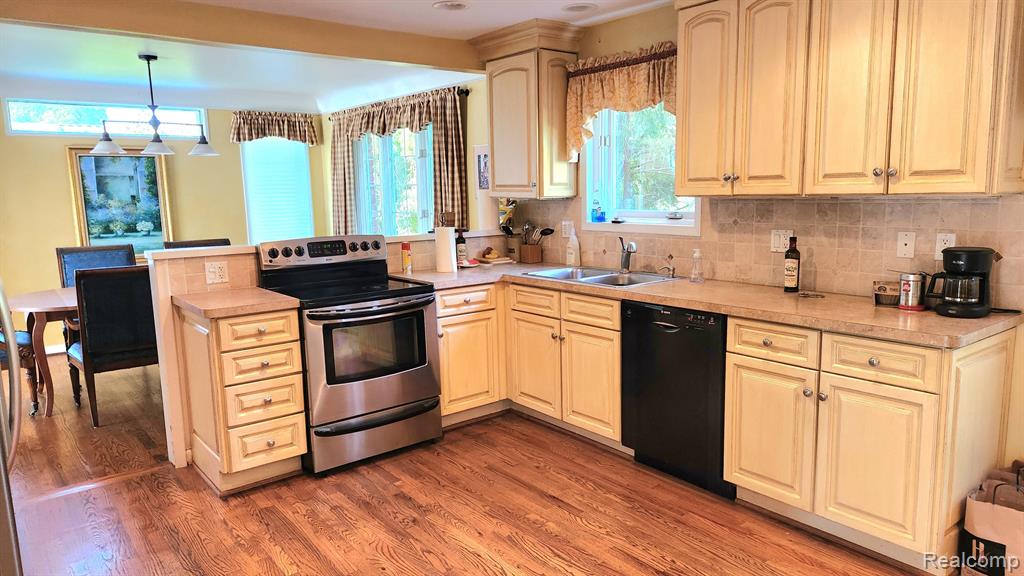 608 Canterbury Road Grosse Pointe Woods, MI 48236 - Photo 3 of 28