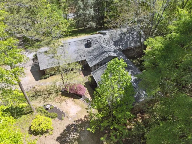 a view of yard with green space