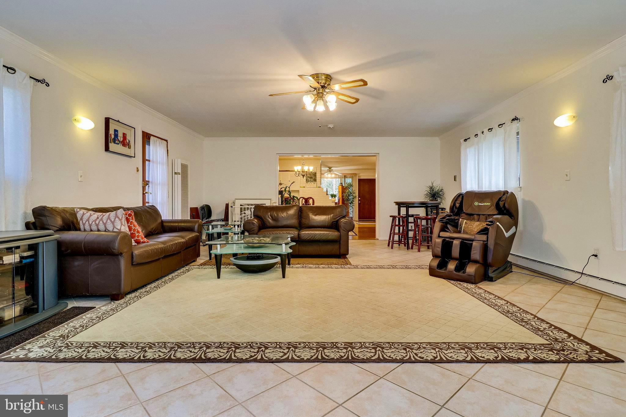 5213 Light Street Springfield, VA 22151 - Photo 11 of 31 Huge family room 24'x18'