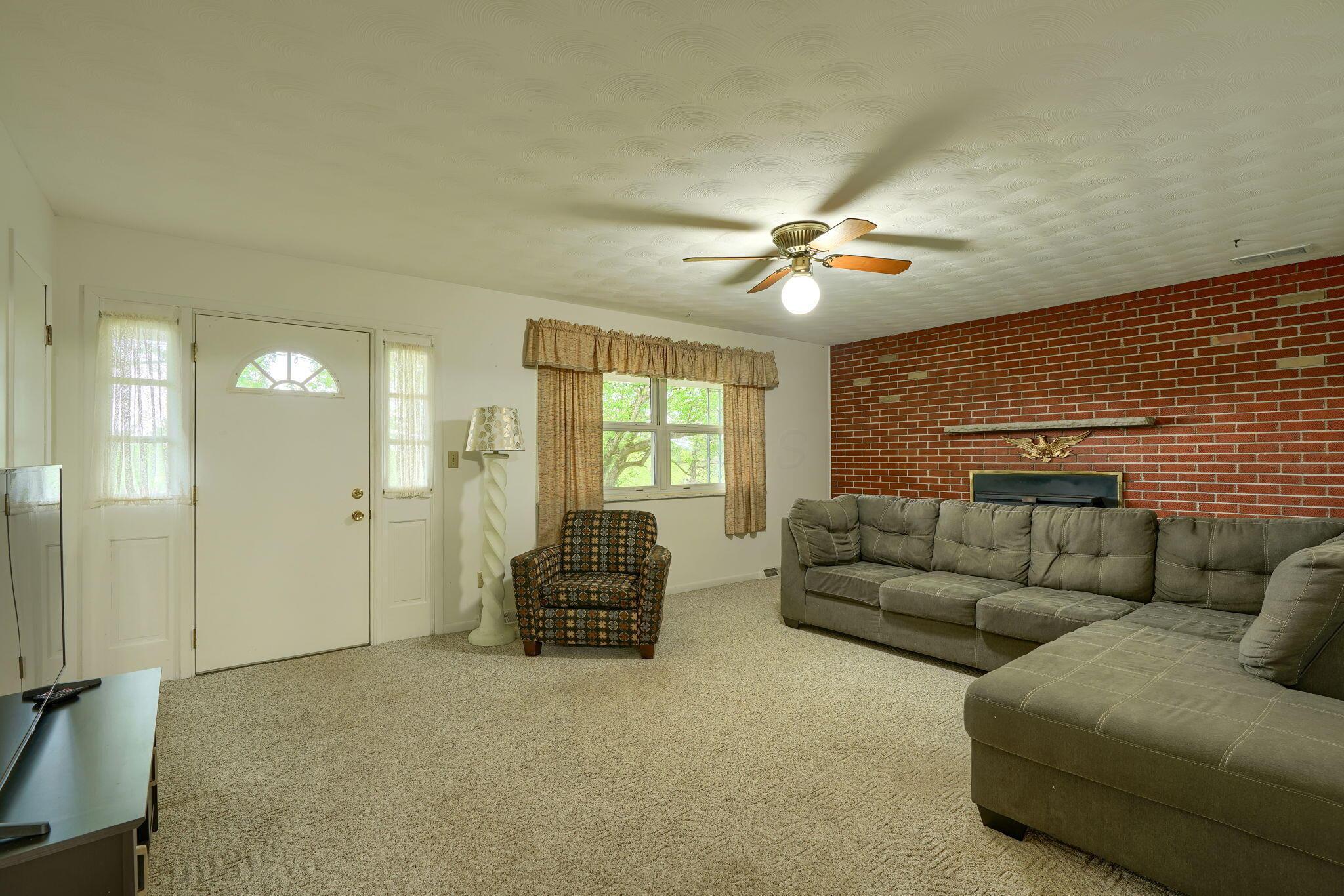 627 Russ Road Jackson, OH 45640 - Photo 12 of 41 12. Living Room (2)