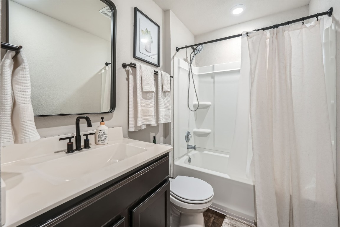 6404 Diamondleaf Bend Austin, TX 78724 - Photo 20 of 29 Full bath with shower / tub combo and vanity