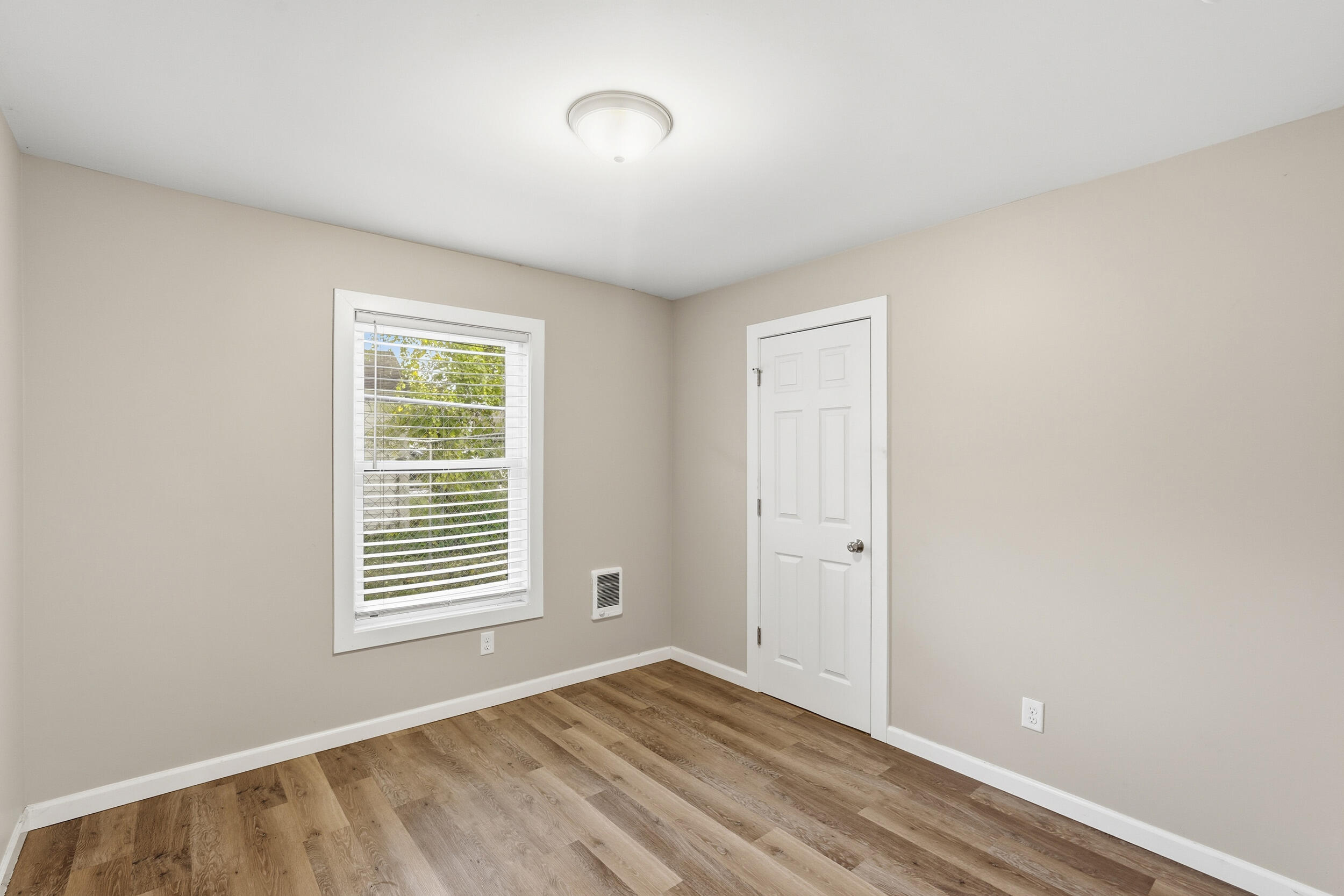 319 Michigami Trail Chesterton, IN 46304 - Photo 13 of 19 an empty room with windows