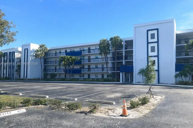 a view of a pathway along a building