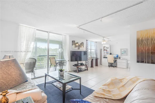 $265,000 | 6100 Northwest 2nd Avenue, Unit 423, Boca Raton, FL 33487