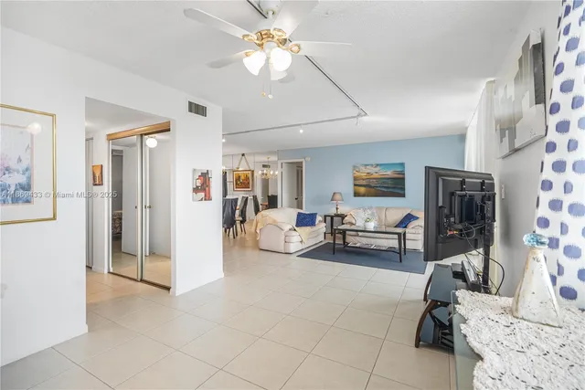$265,000 | 6100 Northwest 2nd Avenue, Unit 423, Boca Raton, FL 33487