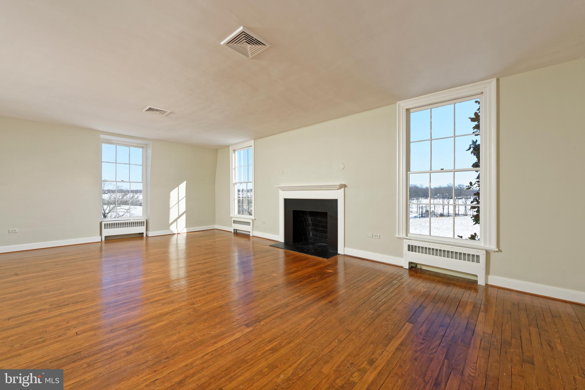 2224 Crenshaw Road Upperville, VA 20184 - Photo 22 of 50 Spacious primary bedroom w/sitting area+ fireplace