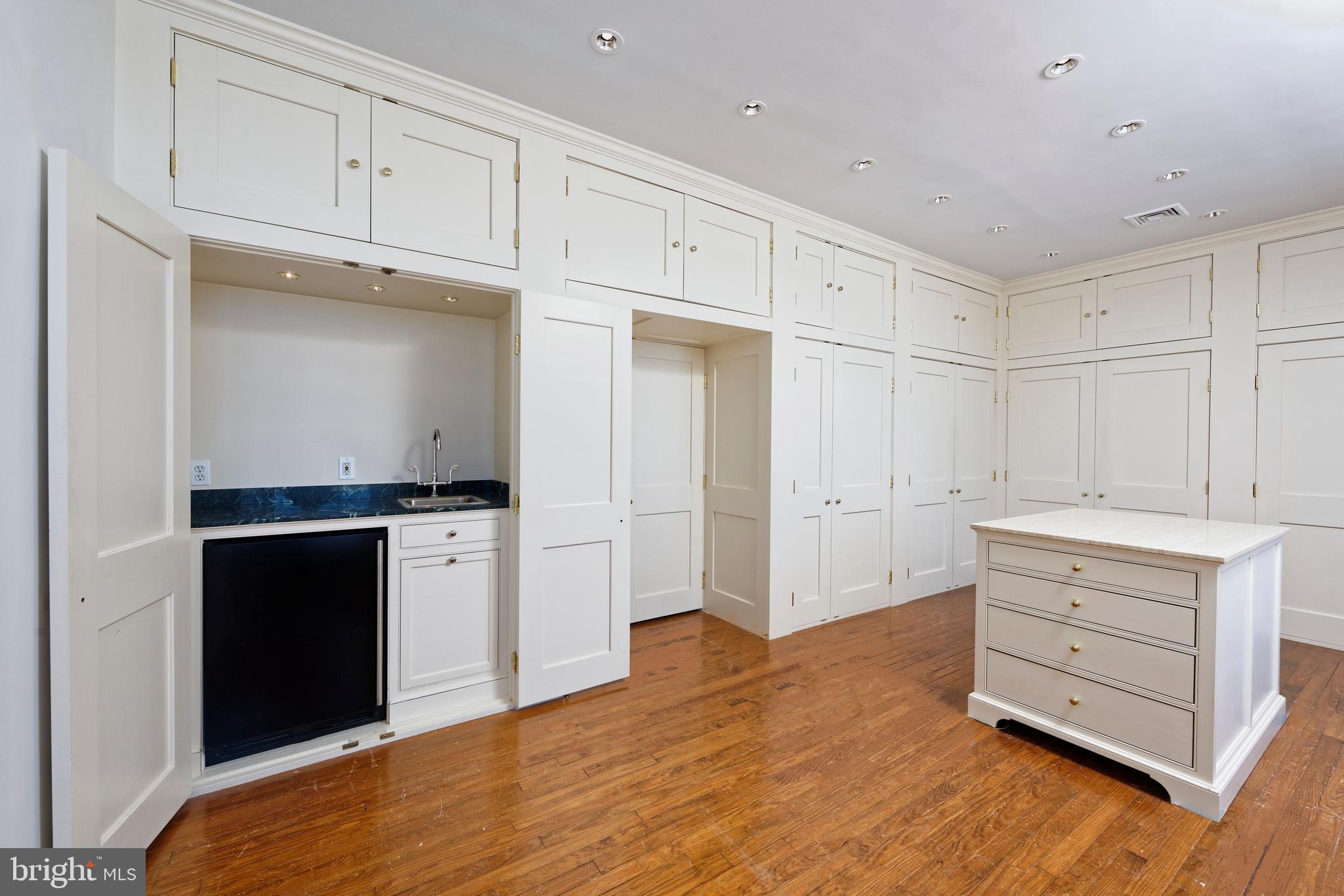 2224 Crenshaw Road Upperville, VA 20184 - Photo 26 of 50 Dressing room has small sitting area & wet bar